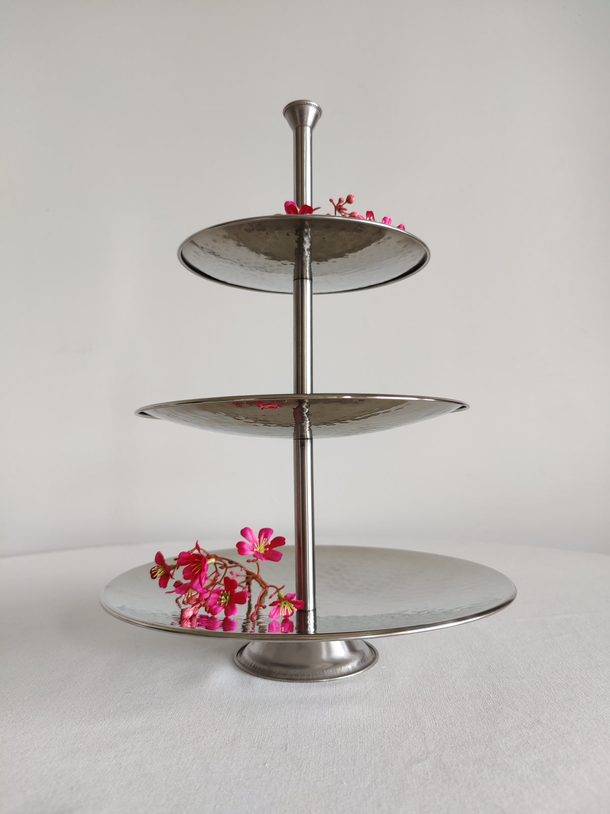 Kromin värinen kerrostarjotin